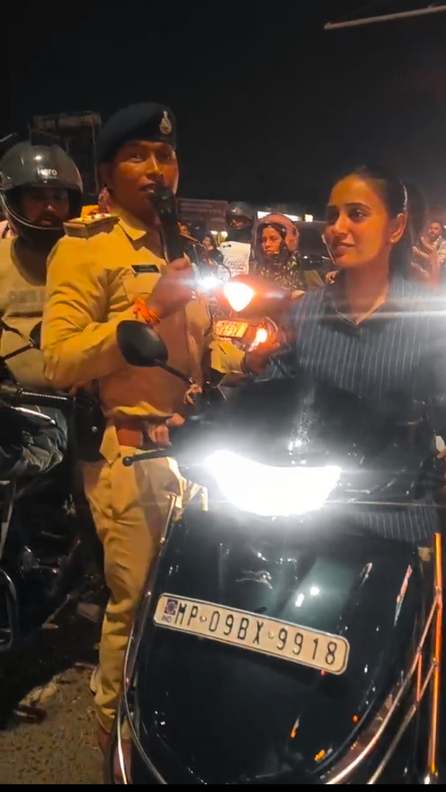 ट्रैफिक नियम के साथ हेलमेट पहनने के लिए पुलिस कर रही जागरूक...