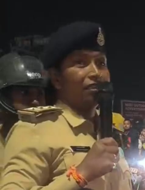 मोबाइल पर बात करते हुए पैदल रोड क्रॉस करना खतरनाक, टीआई राधा यादव ने दी समझाइश