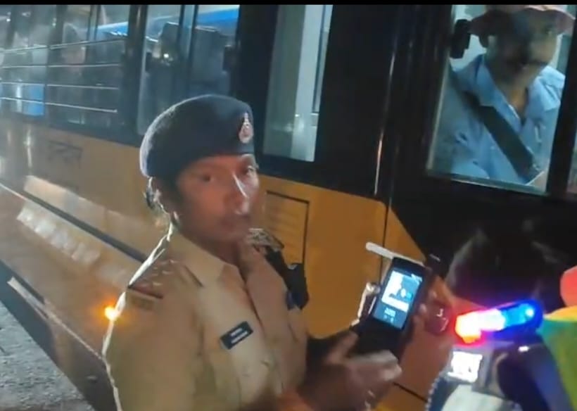 यात्रियों की सुरक्षा के लिए ट्रैफिक टीआई ने ब्रेथ एनालाइजर से की बसों के ड्राइवरों की जांच