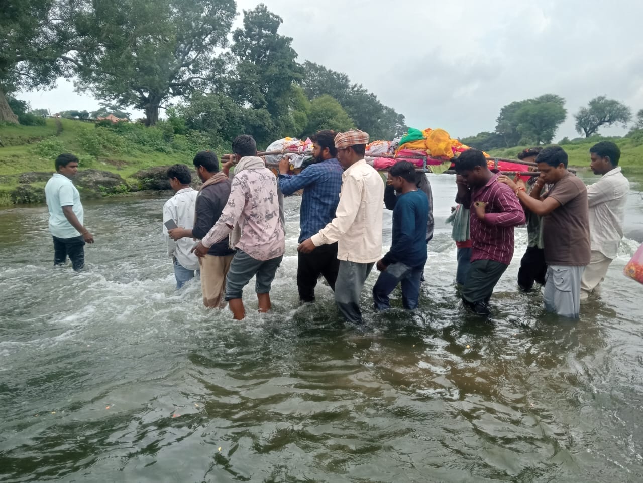 नदी में बहते वादे... नदी पार कर अंतिम संस्कार को मजबूर ग्रामीण और स्कूली बच्चाें की जिंदगी दांव पर...