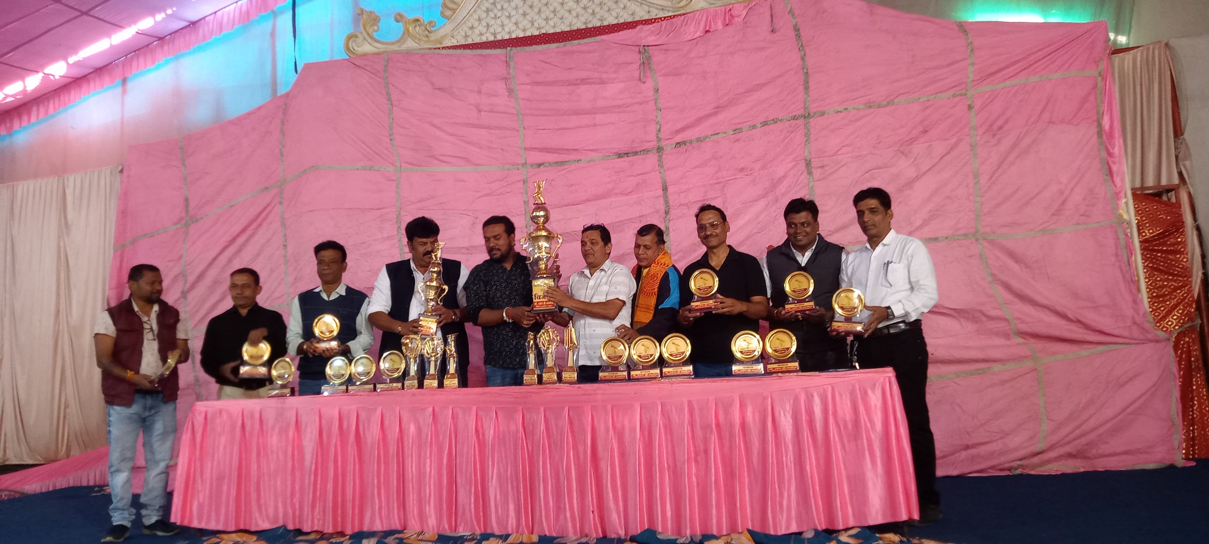 झाबुआ में मीडिया ट्रॉफी-2 की ट्रॉफियों का भव्य अनावरण... पत्रकारिता परिवार में उत्साह की नई लहर...
