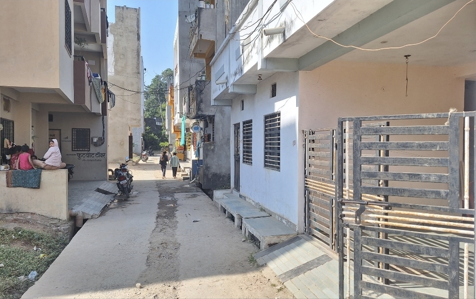 चोर सक्रिय… पुलिस निष्क्रिय… आधी रात झाबुआ के बीच से दो पल्सर गायब... कैमरा ढंका, गेट के भीतर से बाइक ले उड़े...