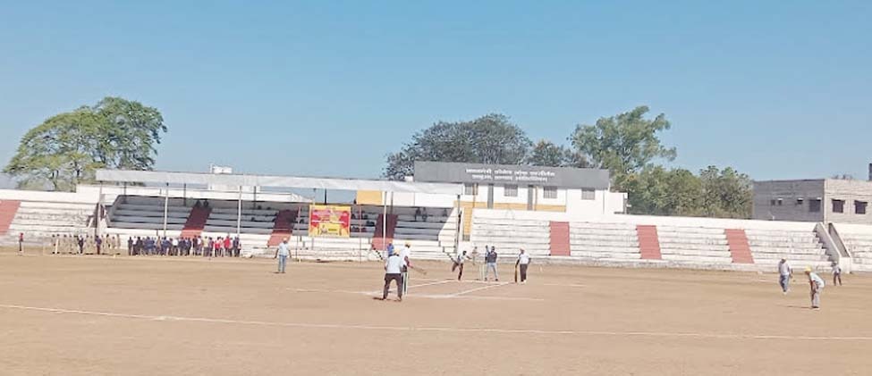 मैच में अपना जोहर दिखाते पत्रकार खिलाड़ी।