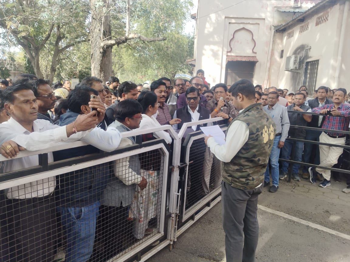 संयुक्त शिक्षक संघ ने धार कलेक्टर को सौंपा ज्ञापन, ई-अटेंडेंस व्यवस्था पर जताई आपत्ति