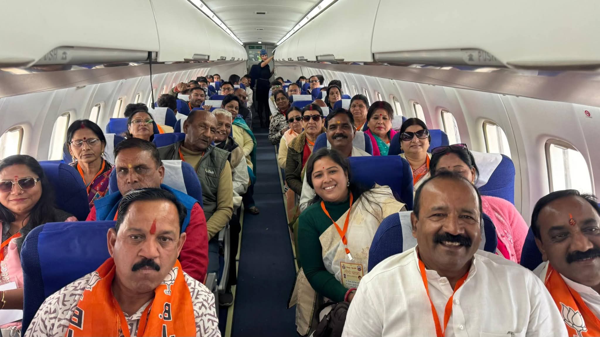 इंदौर&ndash;रीवा पहली सीधी फ्लाइट, 40 कार्यकर्ताओं की पहली हवाई यात्रा