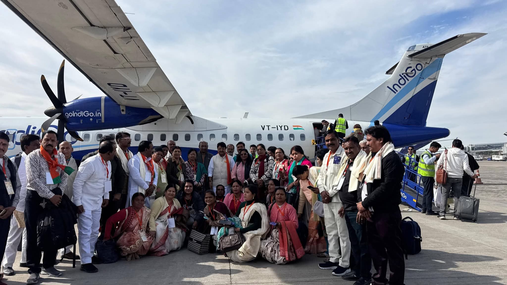 पहली उड़ान बनी इतिहास… मंत्री कैलाश विजयवर्गीय के साथ 40 कार्यकर्ताओं ने किया जीवन का पहला हवाई सफर...