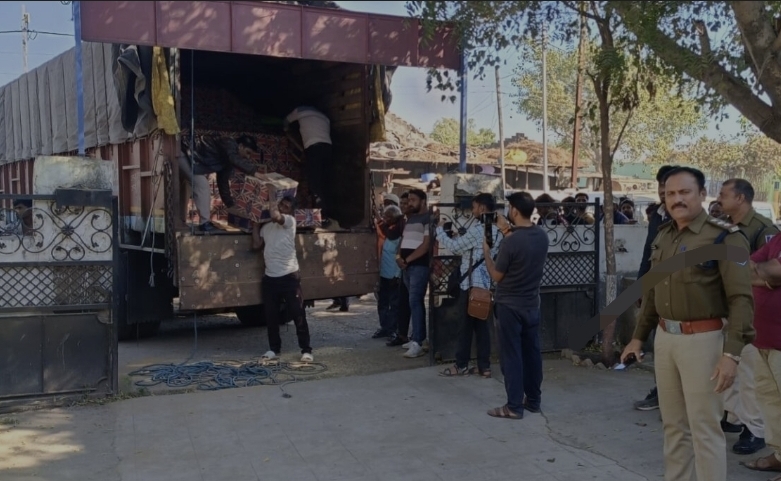 शराब तस्करी पर झाबुआ पुलिस का बड़ा प्रहार&hellip; MP 09 HH 8119 ट्रक से एक करोड़ से ज्यादा की अवैध शराब जब्त