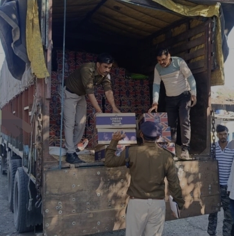 नेशनल हाईवे पर झाबुआ पुलिस की बड़ी कार्रवाई&hellip; करोड़ों की अवैध शराब के साथ ट्रक धराया।