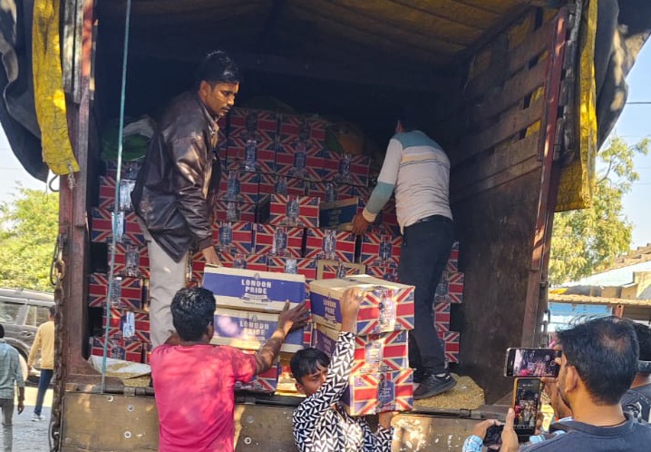 झाबुआ में अवैध शराब तस्करी के खिलाफ पुलिस की बड़ी कार्रवाई, नेशनल हाईवे पर ट्रक जब्त