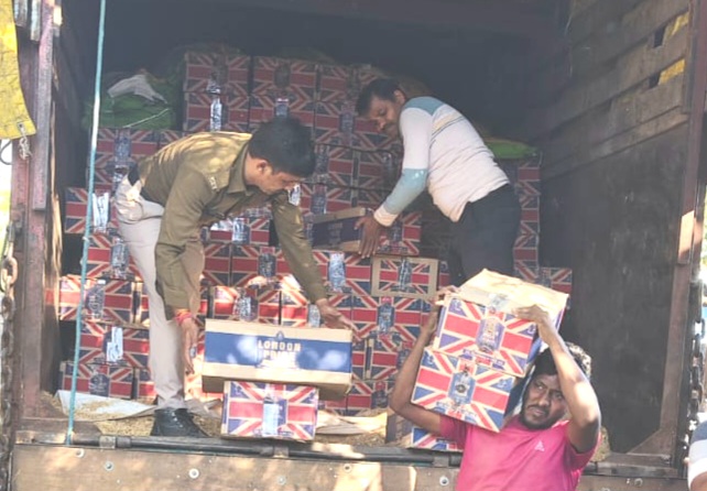 ऑपरेशन प्रहार के दौरान मौके पर मौजूद झाबुआ पुलिस की टीम