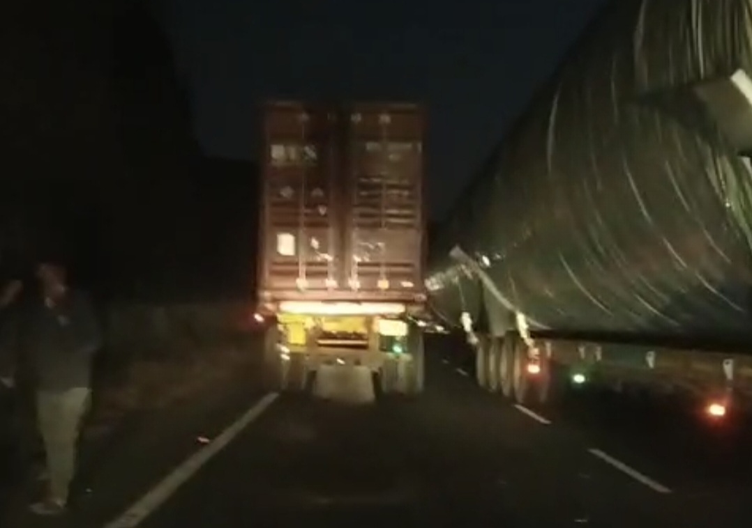 माछलिया घाट में टवेरा और दो ट्रकों की दुर्घटना के कारण झाबुआ-इंदौर मार्ग पर भीषण जाम