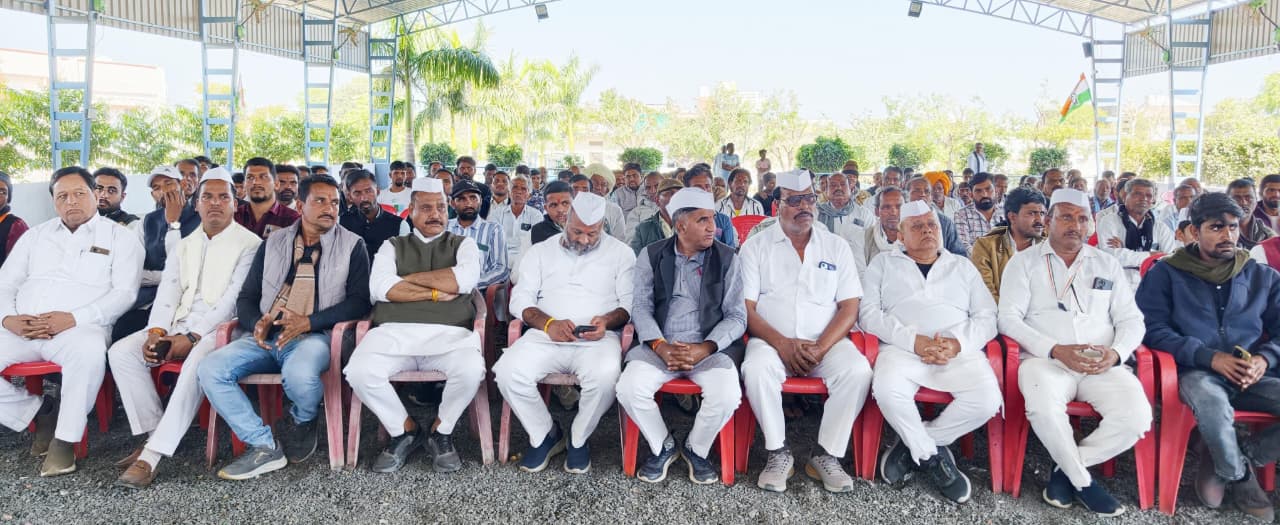 महिदपुर स्थित राजपूत धर्मशाला में आयोजित भारतीय राष्ट्रीय कांग्रेस के 141वें स्थापना दिवस समारोह में जिला कांग्रेस अध्यक्ष एवं विधायक महेश परमार, विधायक दिनेश जैन बोस सहित वरिष्ठ नेता एवं बड़ी संख्या में कांग्रेस कार्यकर्ता मौजूद रहे।