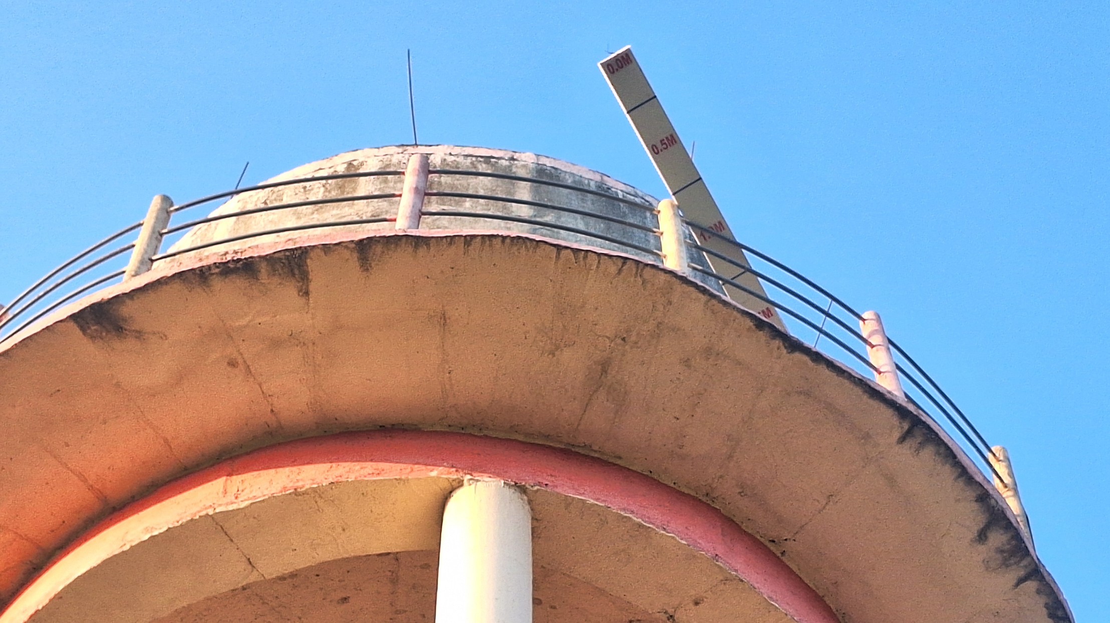 नल-जल योजना की टंकी पर लगा वॉटर लेवल मापक यंत्र टंकी से बाहर निकलकर जमीन की ओर झांकता दिखा, जो घटिया निर्माण और तकनीकी लापरवाही की ओर इशारा करता है।