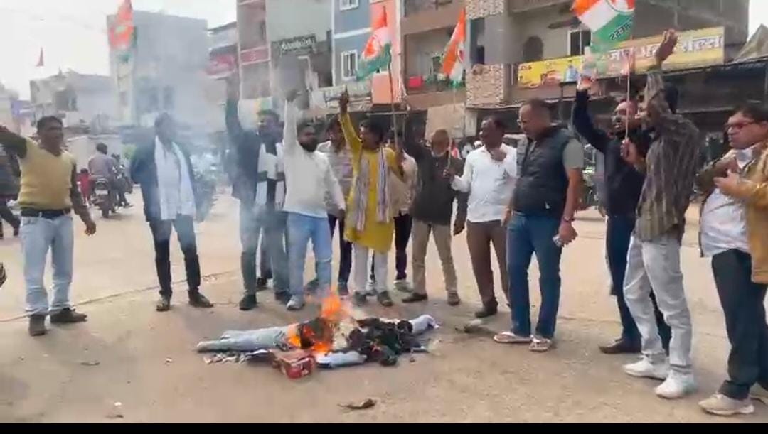 इंदौर के भागीरथपुरा क्षेत्र में दूषित पानी से हुई मौतों के विरोध में खरगोन जिले में आदिवासी समाज द्वारा किया गया उग्र प्रदर्शन और पुतला दहन