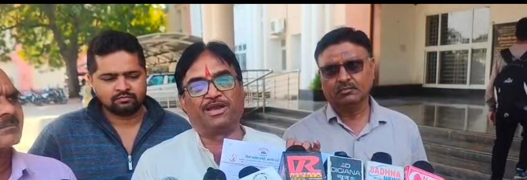 जिला कांग्रेस अध्यक्ष रवि नाईक के नेतृत्व में कांग्रेस प्रतिनिधिमंडल ने कलेक्टर से मुलाकात कर टंट्या मामा की मूर्ति स्थापना में हुए कथित भ्रष्टाचार की निष्पक्ष जांच की मांग की।