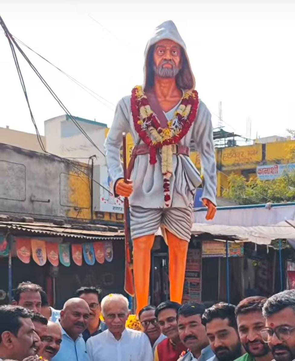 नगर पालिका परिषद खरगोन द्वारा जारी विज्ञप्ति और कलेक्टर कार्यालय के निर्देशों के बावजूद टंट्या मामा की फाइबर मूर्ति स्थापित की गई। मामला सामने आने के बाद कांग्रेस ने इसे आर्थिक अपराध बताया है।