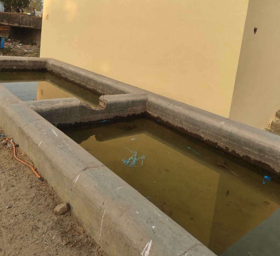 Toilet Construction Near Drinking Water Well Raipuriya मुख्य पेयजल कुएँ से मात्र 50–60 मीटर की दूरी पर रायपुरिया ग्राम पंचायत द्वारा कराया जा रहा सुलभ शौचालय निर्माण