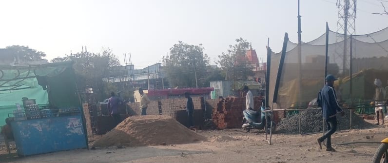 Meat Fish Market Waste Near Water Source Raipuriya नाले के भीतर बनी मटन-मछली मार्केट की दुकानें, जिनका अपशिष्ट पानी पेयजल स्रोत के लिए खतरा बन रहा है