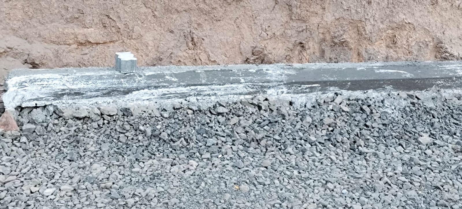 Indore smart city - स्मार्ट सिटी की सड़क पर अजीब प्रयोग, गिट्टी पर रखी बीम जवाहर मार्ग से चंद्रभागा ब्रिज तक सड़क निर्माण में बिना बेस गिट्टी के ऊपर बीम डालकर पैवर ब्लॉक लगाए जा रहे हैं। इस तरीके ने निर्माण गुणवत्ता और आने वाले समय में सड़क के धंसने की आशंका को लेकर गंभीर सवाल खड़े कर दिए हैं।