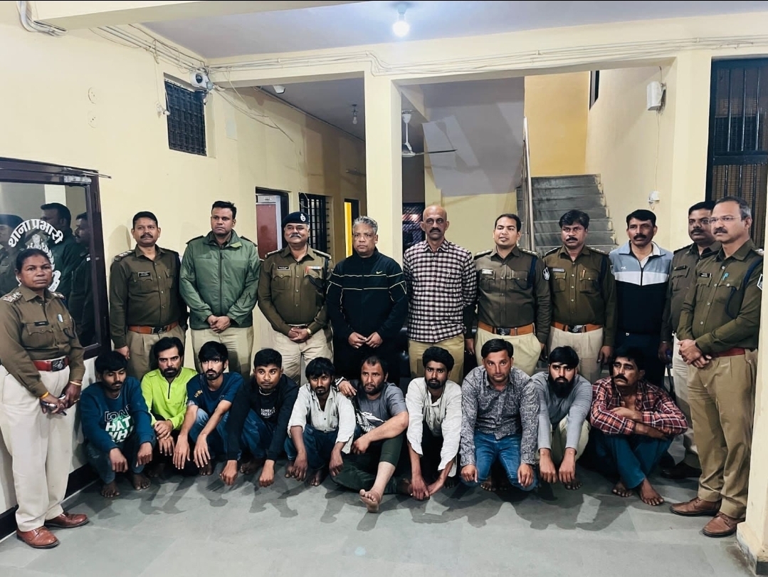 रतलाम में 10 करोड़ की MD ड्रग्स पकड़े जाने के बाद जांच में चौंकाने वाले सबूत मिले। सस्पेंड SI की पहचान, फर्जी आर्मी कार्ड और जमीनों के दस्तावेज बरामद, पूरे नेटवर्क की जांच जारी।