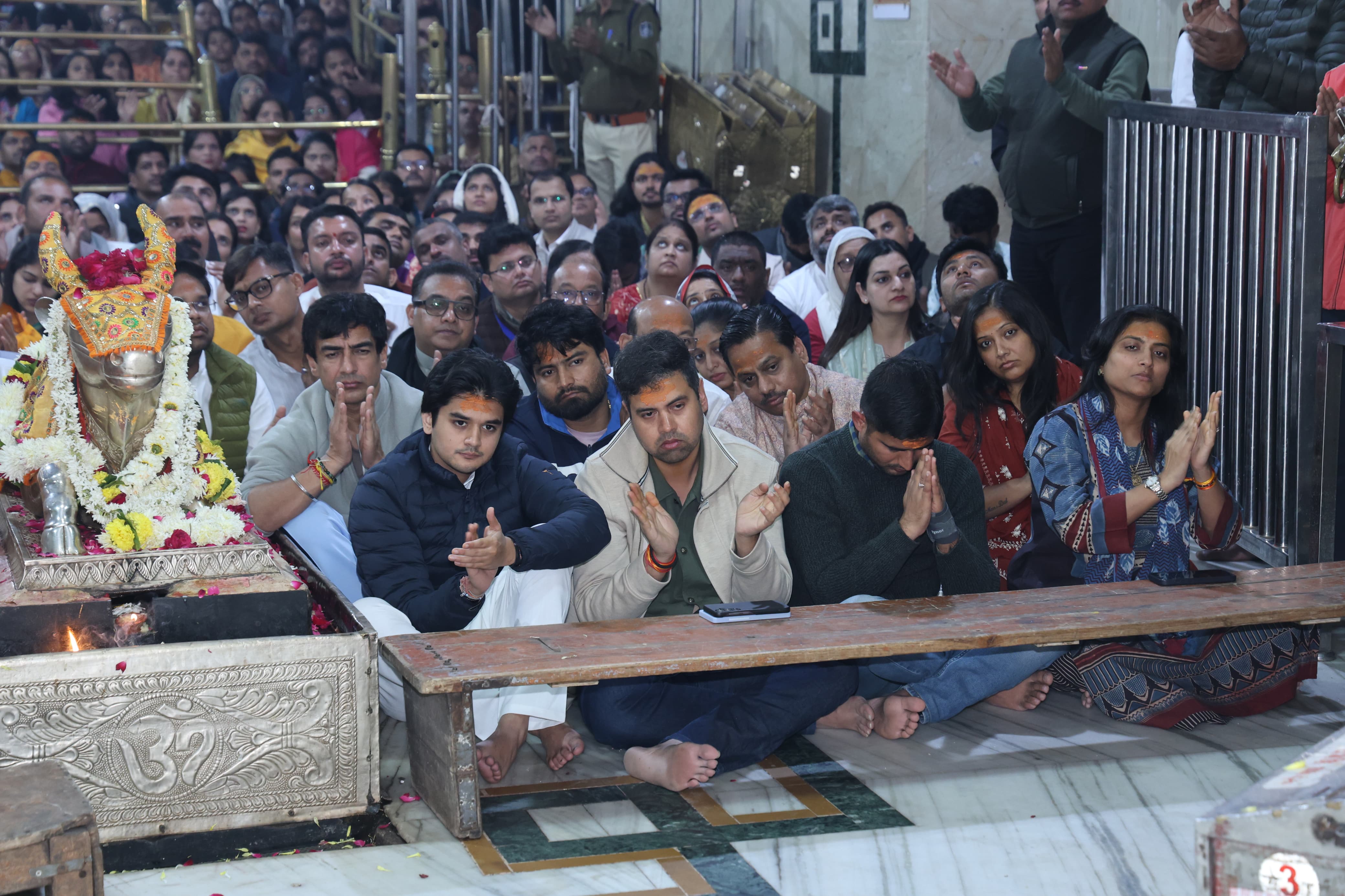 उज्जैन के श्री महाकालेश्वर मंदिर में प्रातःकालीन भस्म आरती के दौरान आर्यमन सिंधिया, विराट कोहली, कुलदीप यादव, दिलीप जोशी और सोना महापात्रा ने भगवान महाकाल के दर्शन किए।