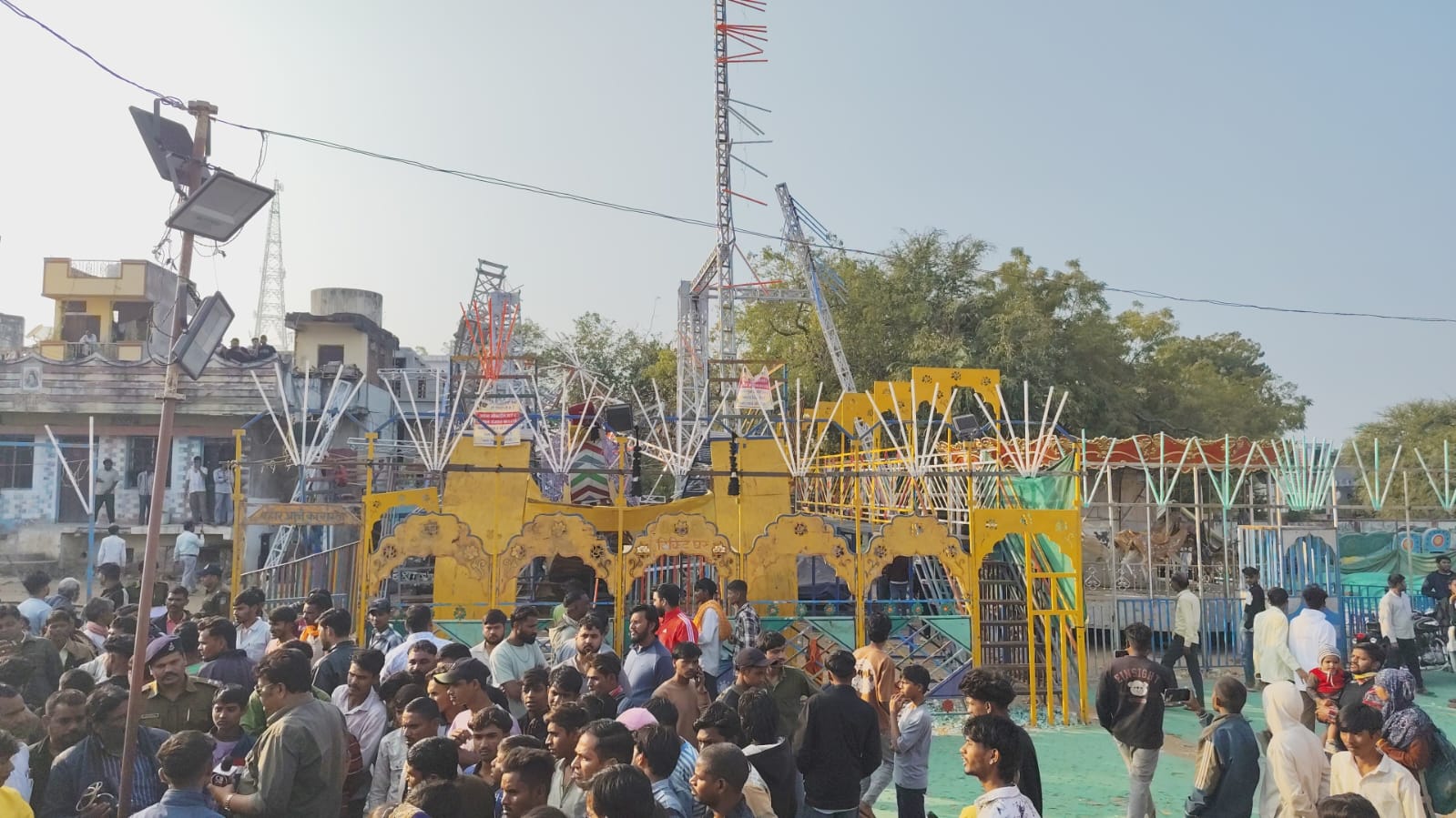 झाबुआ के उत्कर्ष मैदान में चल रहे मेले के दौरान झूला टूटने से हादसा हुआ, जिसमें कई बच्चे घायल हो गए। #Jhabua #Mela #Jhula @Jhabua @MP Jannat @MP @Jhabua