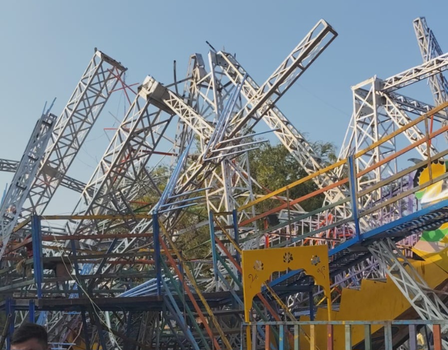 मेले के समापन से एक दिन पहले झूला टूटने के बाद मौके पर अफरा-तफरी का माहौल बन गया। Jhabua Jhabua_mela jhabua_city