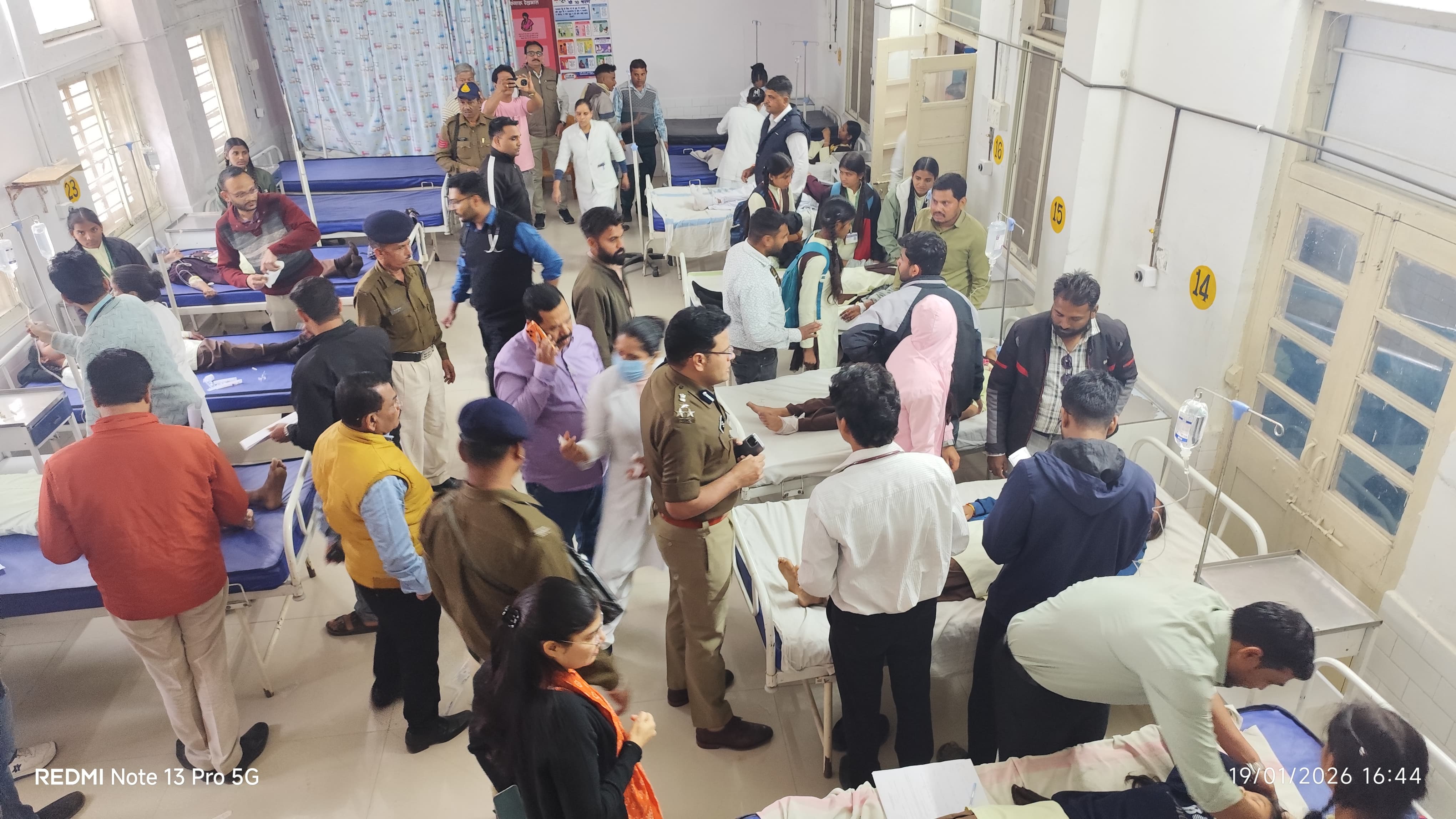 उत्कर्ष मैदान में लगे झूले के गिरने से बच्चों के घायल होने की सूचना के बाद प्रशासन हरकत में आया।