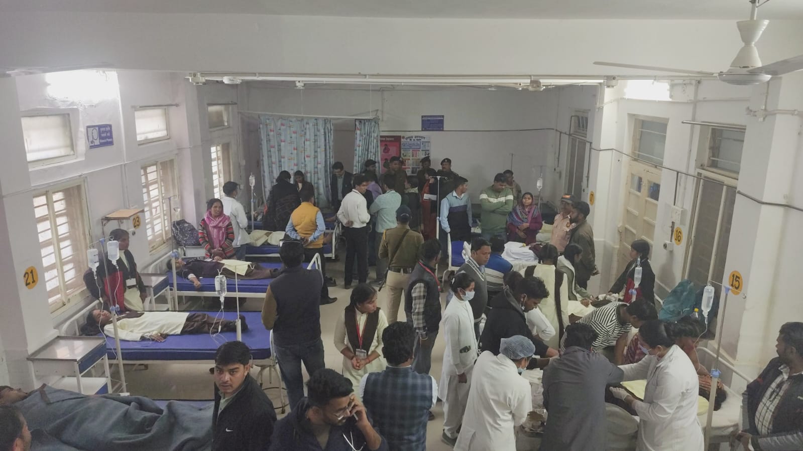 झूला गिरने के बाद घायल बच्चों को तुरंत जिला अस्पताल पहुंचाया गया, जहां इलाज जारी है।