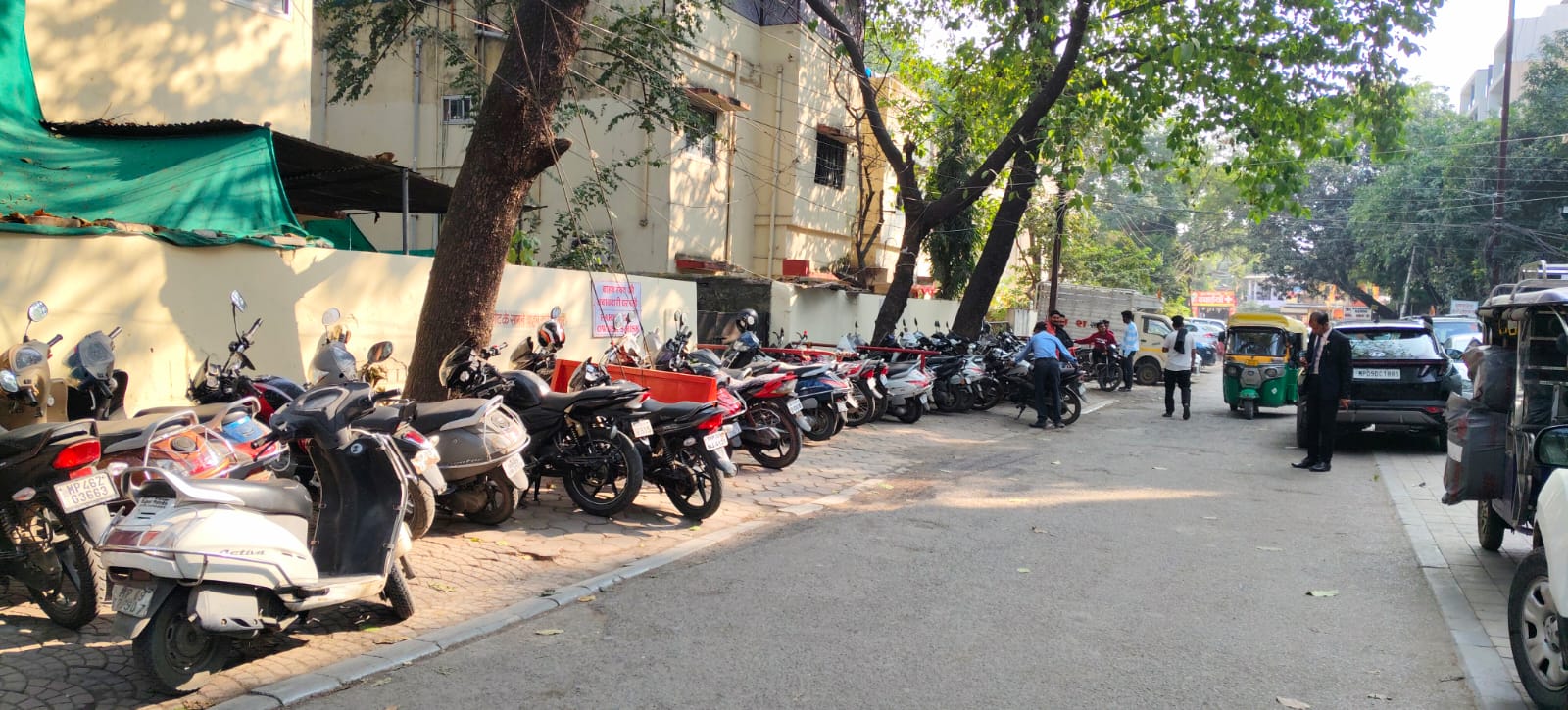 अवैध निर्माण और अतिक्रमण नगर निगम झोन कार्यालय के ठीक सामने हो रहा है, इसके बावजूद अधिकारियों की चुप्पी कई सवाल खड़े करती है।    Illegal construction and encroachment continue right opposite the municipal zone office, raising serious questions over civic inaction. 