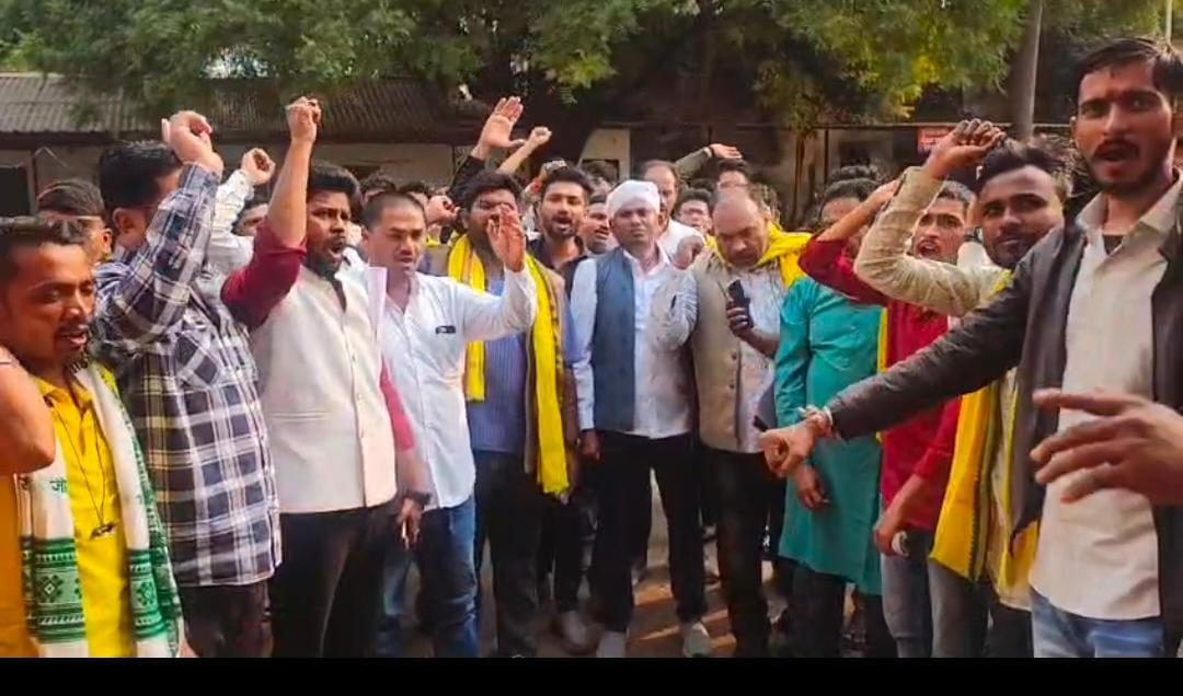 धातु की प्रतिमा की मंजूरी के बावजूद फाइबर की मूर्ति और लाखों की राशि आहरण के आरोप। दो उपयंत्रियों के निलंबन के बाद भी असली जिम्मेदारों पर कार्रवाई क्यों नहीं? सड़क पर उतरा आदिवासी समाज।