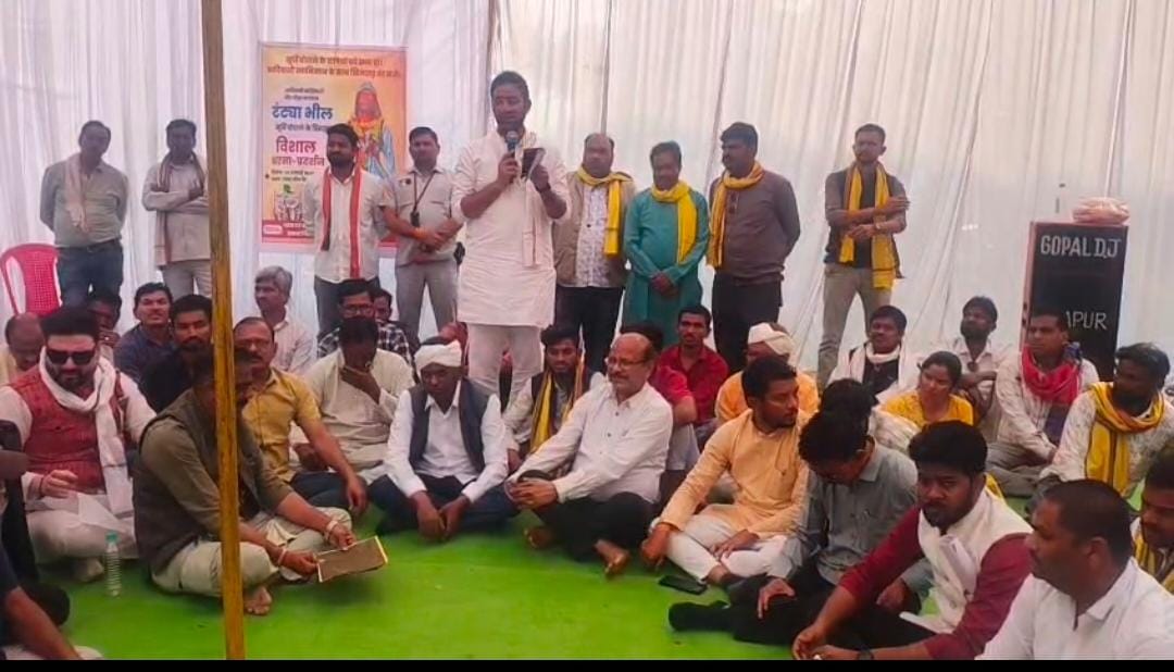 खरगोन में टंट्या मामा प्रतिमा खरीदी को लेकर गंभीर आरोप। आदिवासी समाज की भावनाएं आहत, FIR और लोकायुक्त जांच की मांग के साथ तेज हुआ आंदोलन।