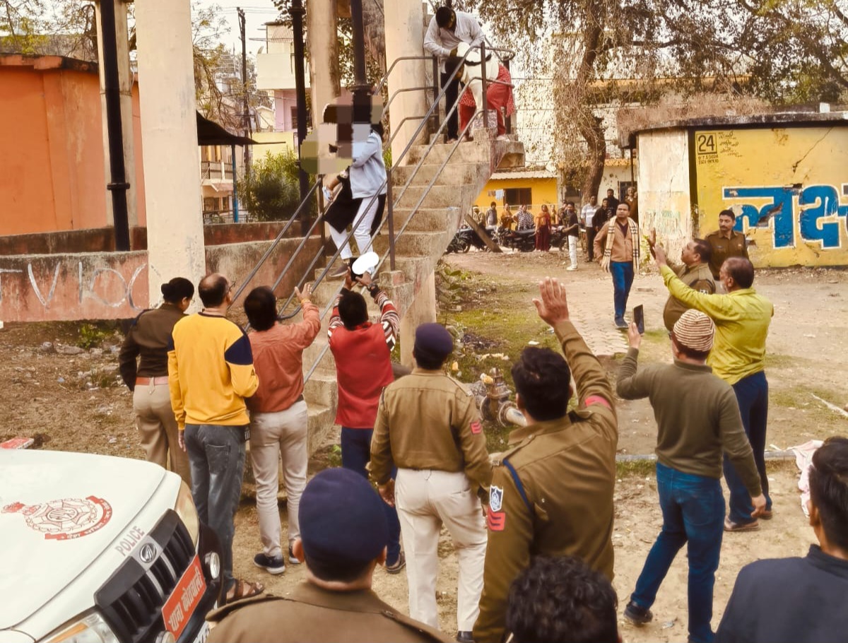 नर्मदापुरम (होशंगाबाद) में सोमवार सुबह बड़ा हड़कंप मच गया, जब पारिवारिक प्रताड़ना से परेशान एक महिला अपने चार साल के मासूम बच्चे को लेकर पानी की टंकी पर चढ़ गई। करीब ढाई घंटे की मशक्कत के बाद पुलिस-प्रशासन ने मां-बेटे को सुरक्षित नीचे उतारा।