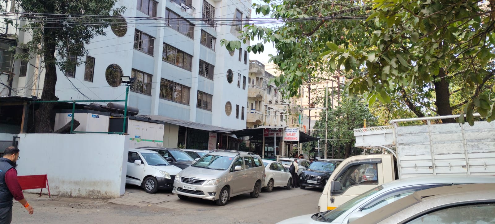 Basement parking available na hone ki wajah se patients aur staff ke vehicles road aur footpath par park kiye ja rahe hain, jisse public aur pedestrians ko heavy trouble ho raha hai.