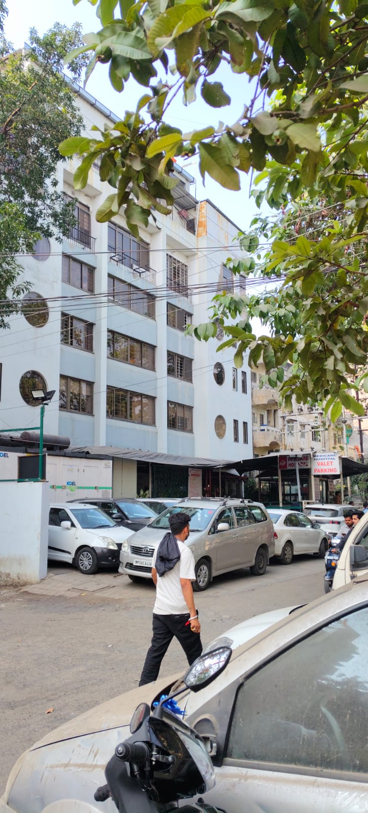 Illegal construction aur encroachment municipal Zone-10 office ke bilkul samne ho raha hai, phir bhi authorities ki silence ab bade sawal khade kar rahi hai.