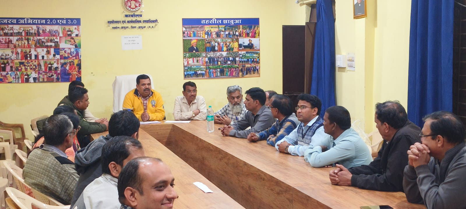 मतदाता सूची से जुड़ी लॉजिकल डिस्क्रिपेंसी के 100 प्रतिशत निराकरण पर आयोजित सम्मान समारोह के दौरान AERO, संबंधित BLo एवं निर्वाचन कार्य से जुड़े अधिकारी एक साथ उपस्थित। कार्यक्रम में एसडीएम भास्कर गाचले और तहसीलदार सुनील डावर ने कार्य की सराहना की।