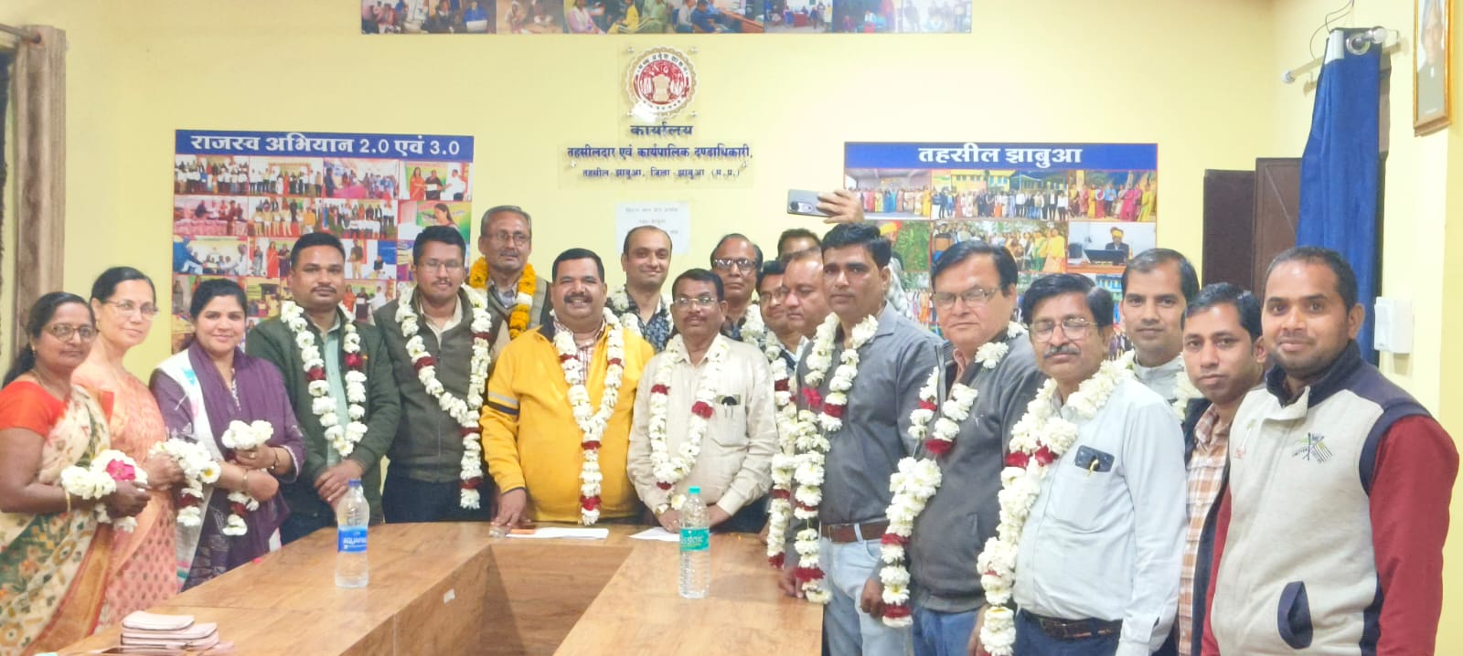 मतदाता सूची से जुड़ी लॉजिकल डिस्क्रिपेंसी का शत-प्रतिशत निराकरण करने वाले AERO एवं उनके संबंधित BLo को झाबुआ में सम्मानित किया गया। इस अवसर पर एसडीएम भास्कर गाचले एवं तहसीलदार सुनील डावर उपस्थित रहे।