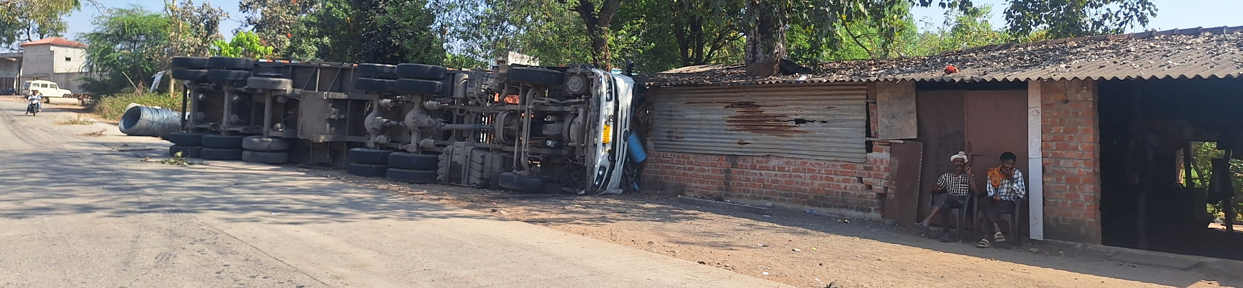 हादसे के बाद ट्रक में भरी भारी सरियों के बंडल सड़क पर बिखर गए, जिससे क्षेत्र में अफरा-तफरी का माहौल बन गया।