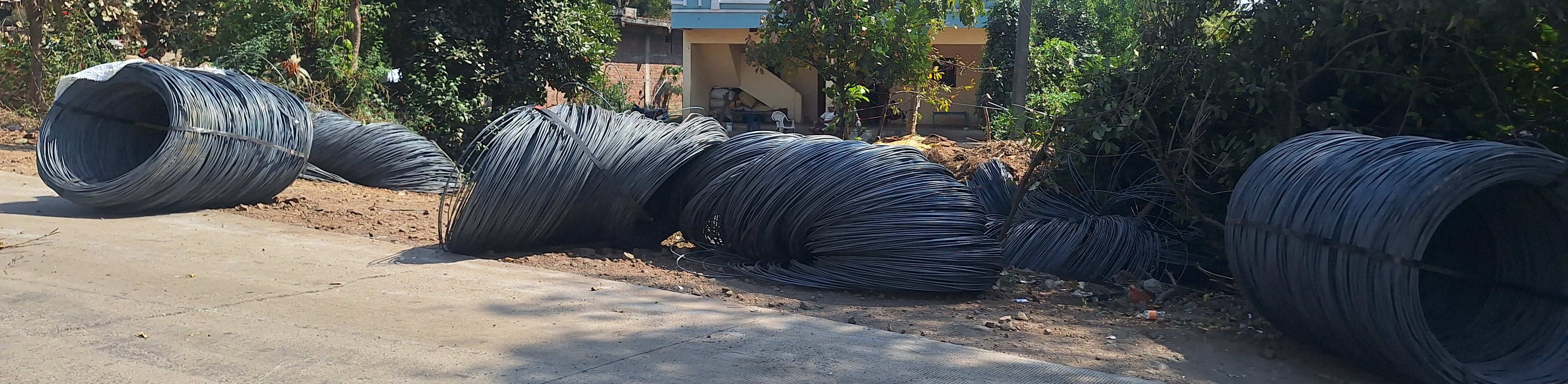 घटना की सूचना मिलते ही पुलिस, प्रशासनिक अधिकारी और स्थानीय लोग मौके पर पहुंचे और स्थिति का जायजा लिया।