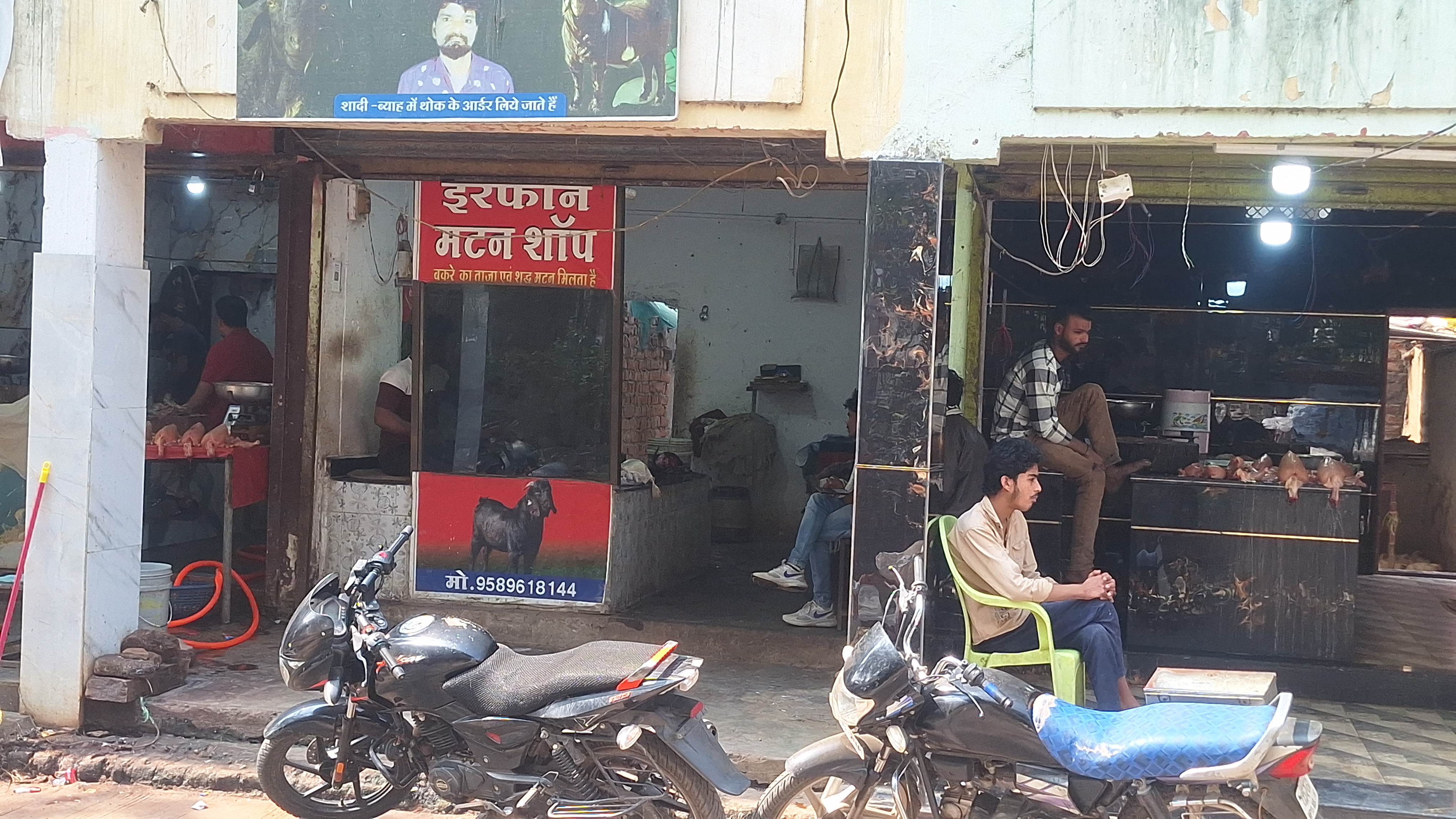 झाबुआ के कुम्हारवाड़ा सड़क पर नगर पालिका कार्यालय के समीप खुले में संचालित मांस-मटन की दुकान, जहां मुख्यमंत्री के आदेश के बावजूद नियमों का पालन नहीं हो रहा।