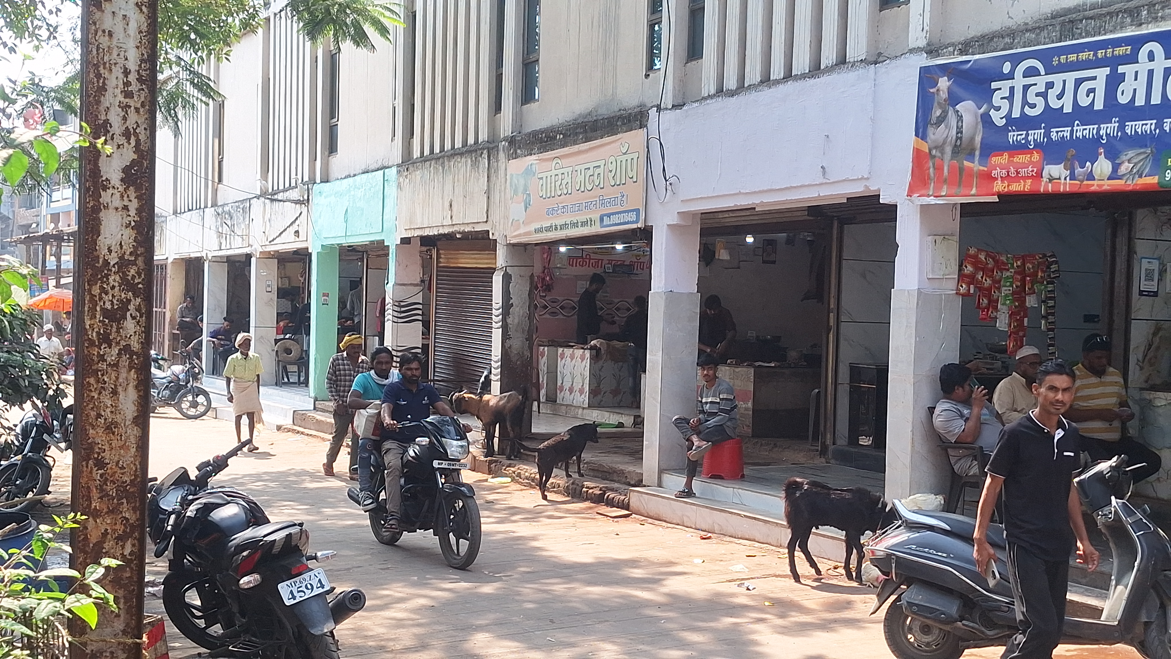 खुले में मांस बिक्री का दृश्य, जो मध्यप्रदेश सरकार के प्रतिबंध आदेश के बाद भी झाबुआ में जारी है, प्रशासनिक अनदेखी को दर्शाता है।