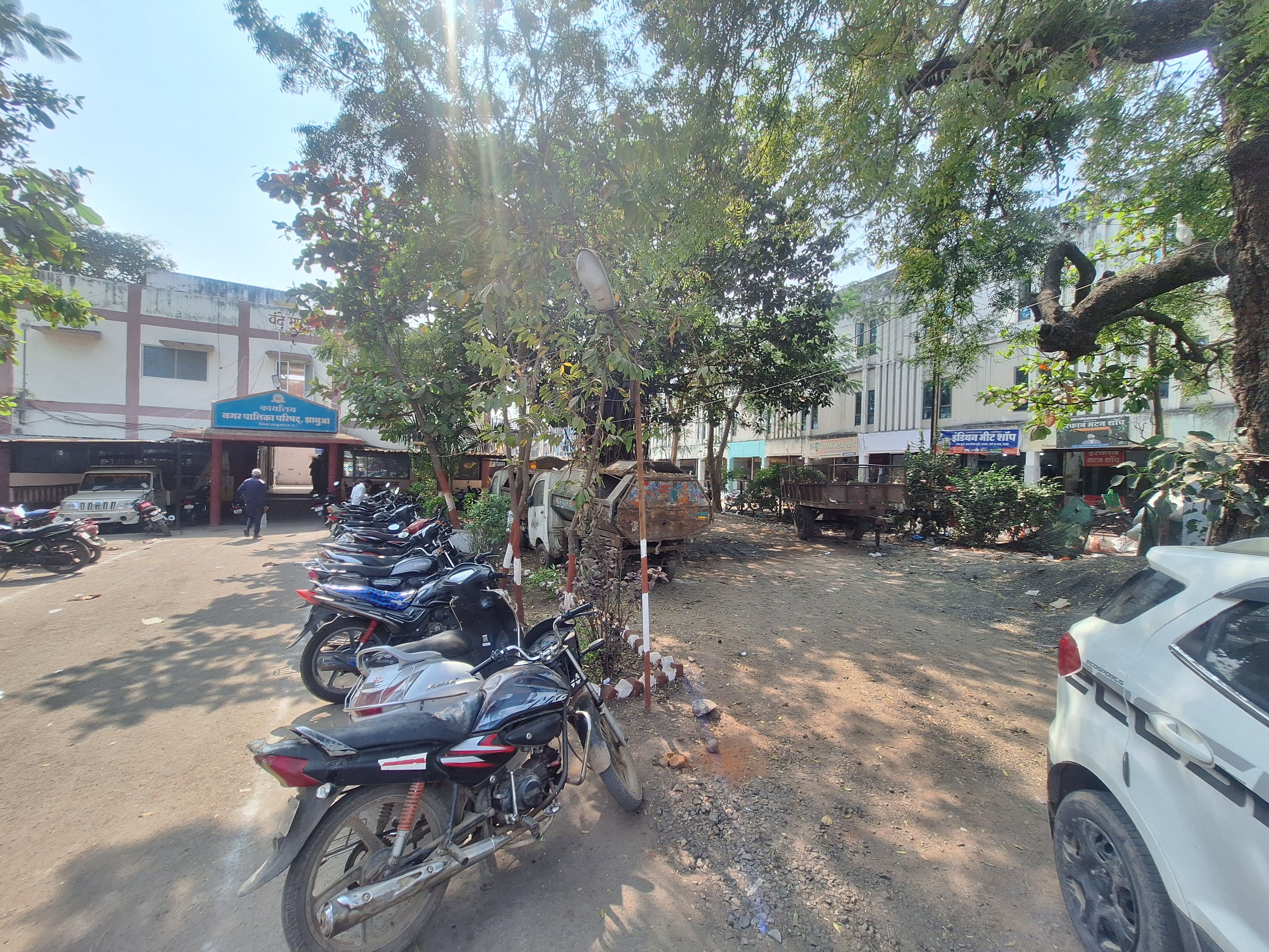 नगर पालिका कार्यालय के नजदीक खुले में मांस बिक्री का दृश्य, जो प्रशासनिक कार्रवाई की कमी और नियमों की अनदेखी को उजागर करता है।